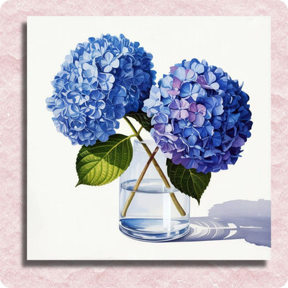 Duo Blauwe Hortensia's - Schilderen op nummer - Twee blauwe hortensia's in een doorzichtige vaas op een witte achtergrond
